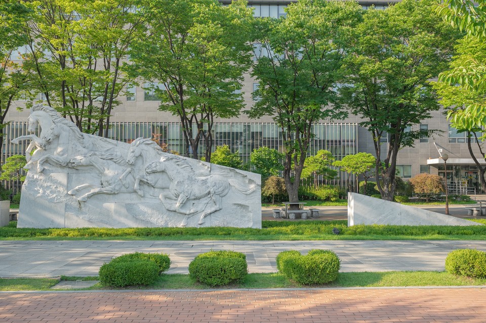백마상-1897년 개교한 숭실대는 일제의 신사참배 강요에 맞서 자진폐교했고 1954년 서울에서 재건되었다. 백마상의 끊긴 부분은 자진폐교된 16년의 역사를 의미한다.