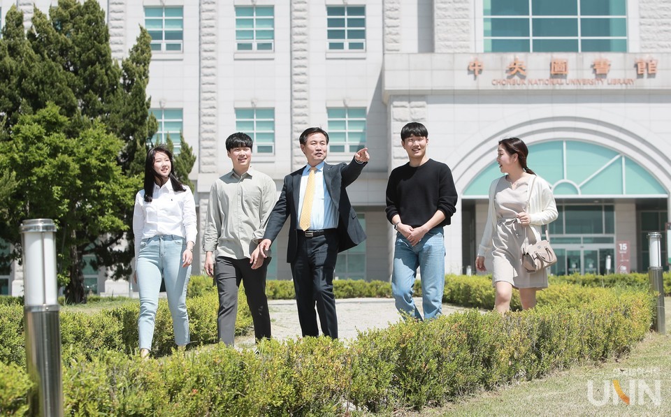 전북대 캠퍼스를 걸으며 소통하는 김동원 총장(가운데)과 학생들.(사진=전북대 제공)