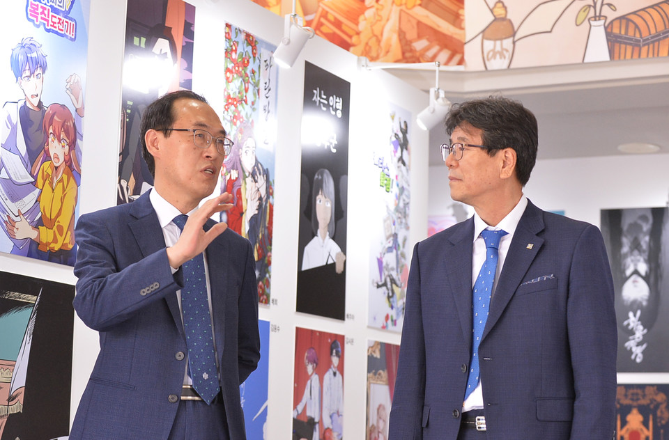 황봉성 총장(왼쪽)과 본지 최용섭 발행인이 CKMC 크리에이티브페이 2021 온라인 전시회 겸 오프라인 졸업작품 전시관에서 담소를 나누고 있다. (사진= 한명섭 기자)