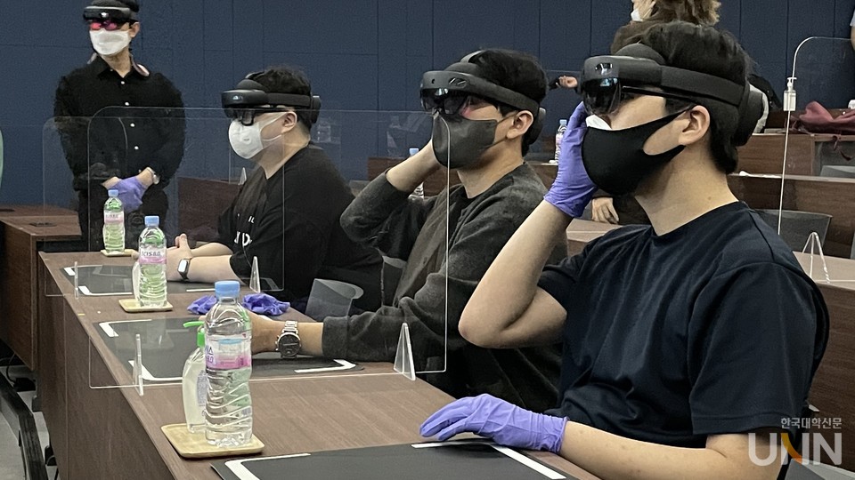 포스텍 학생들이 VR 수업을 시연하고 있다. (사진 = 허정윤 기자)