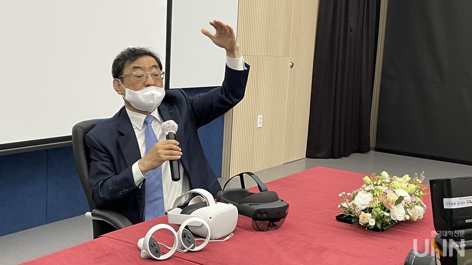 김무환 포스텍 총장이 '메타버시티'에 대해서 설명하고 있다. (사진= 허정윤 기자)