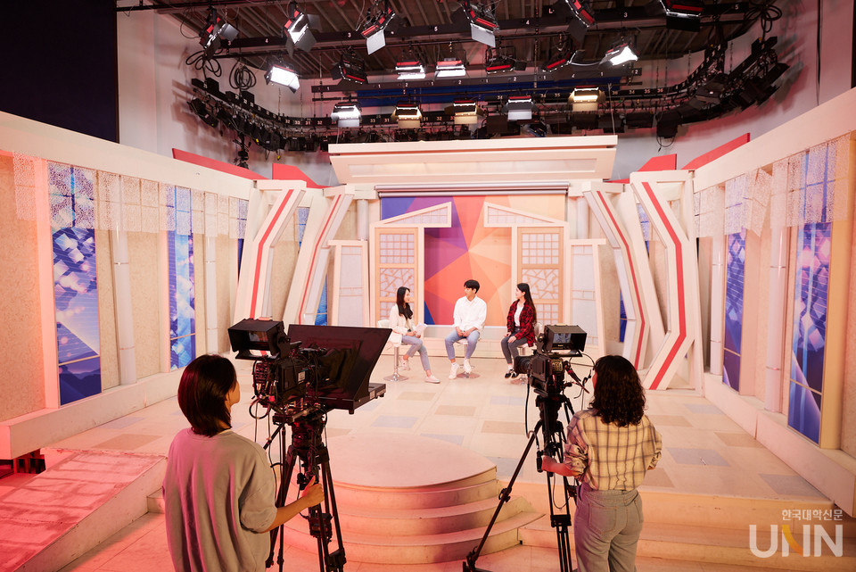한국영상대 학생들이 스튜디오 촬영을 하고 있다. (사진= 한국영상대)