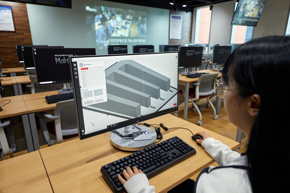 인하공전은 직업 기초 교양 교육, 인성과 리더십에 대한 교육과정 등 기본적인 전공직무교육과 함께 드론, 로봇, VR, 3D프린팅, 빅데이터, AI 융합 교육과정을 개발·운영하고 있다. 