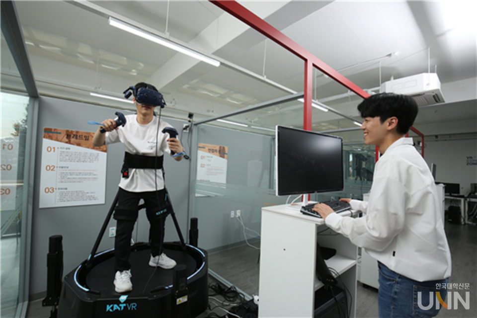 동서울대 창의메이커스페이스에서 한 학생이 VR 기기를 이용하고 있다. (사진=동서울대 제공)