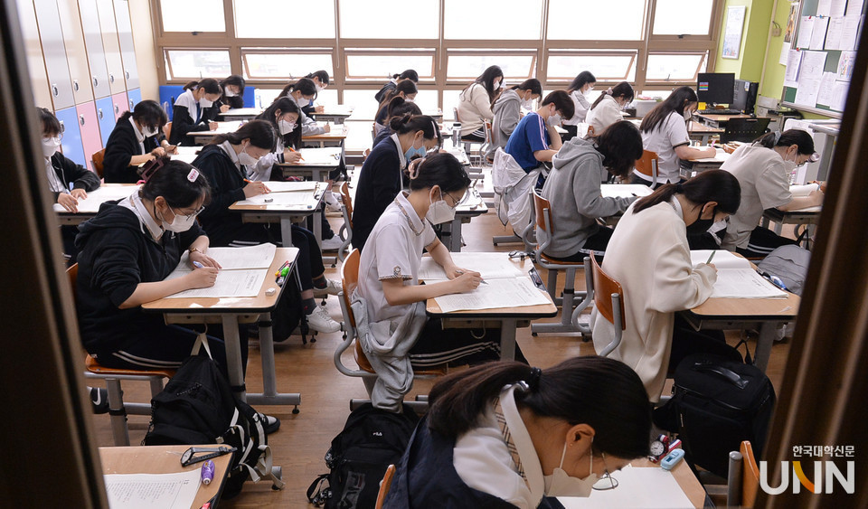 서울 창문여고에서 2022학년도 6월 모의고사 1교시 시험을 치르고 있는 학생들. (사진= 한명섭 기자)