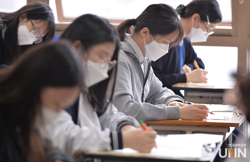 서울 창문여고에서 2022학년도 6월 모의고사 1교시 시험을 치르고 있는 학생들. (사진=한국대학신문 DB)