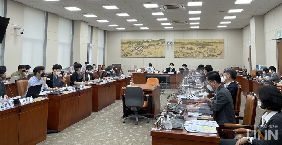 15일 국회 교육위원회 전체회의실에서 열린 ‘대학생·대학원생에게 듣는 문재인정부 고등교육정책 평가와 향후 과제’ 간담회 모습. (사진=유기홍 의원실)