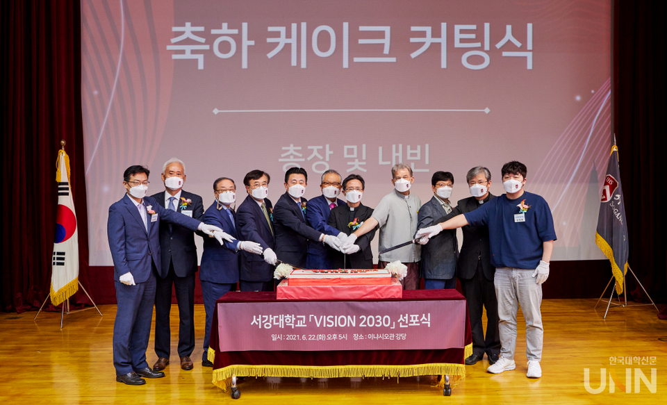 서강발전위원회와 서강자문위원회 및 주요 인사. 왼쪽부터 임원현 회계사, 홍성열 마리오아울렛 회장, 전준수 명예교수, 서병수 국회의원, 김광호 총동문회장, 손병두 전 총장, 심종혁 총장, 박문수 이사장, 권혁빈 스마일게이트 희망스튜디오 이사장, 김용수 예수회 관구장, 김태훈 뱅크샐러드 대표 (사진 = 서강대)