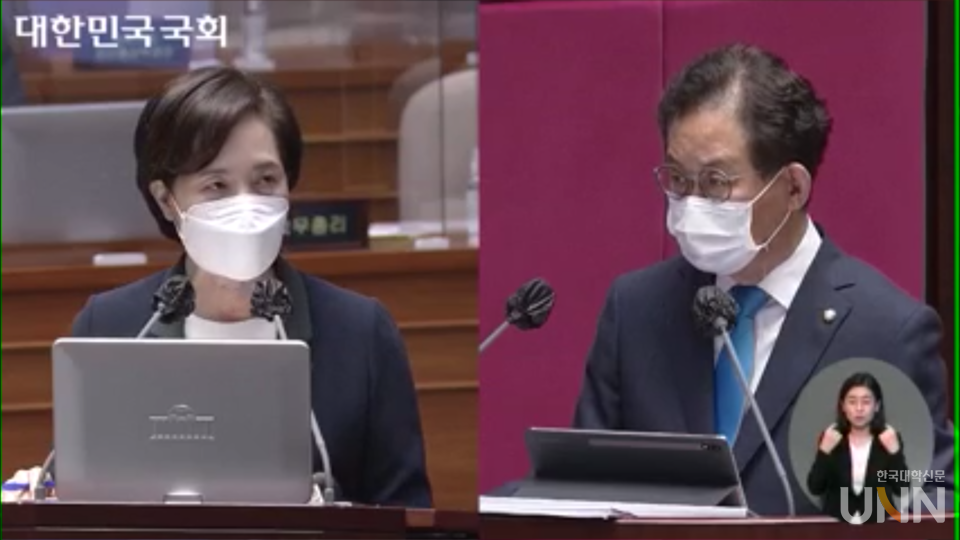 유은혜 부총리가 24일 교육·사회·문화 분야 대정부질문에서 유기홍 더불어민주당 의원의 질의에 답변하고 있다. (사진= 국회인터넷의사중계시스템)