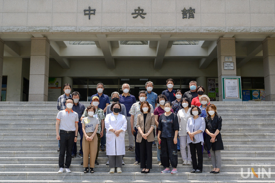 경북과학대의 ‘2021년 학습조직체 식초연구반’ 교육에 참가한 ‘식초 제조 및 상품화 과정’ 1기 수료생들이 기념사진을 찍고 있다.(사진=경북과학대 제공)