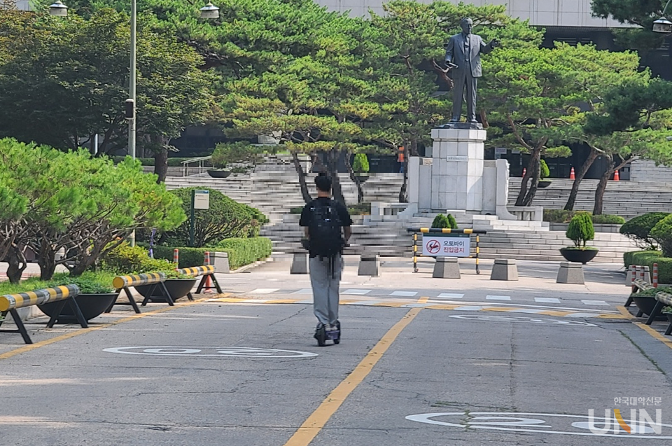 아무런 보호장구를 착용하지 않은 학생이 서울의 한 대학 캠퍼스 내에서 전동킥보드를 타고 있다. (사진=장혜승 기자)