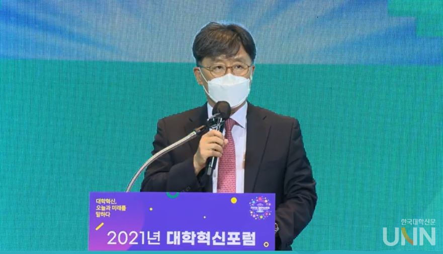 김석수 대학혁신지원사업 총괄협의회장이 현장에서 환영사를 전하고 있다. (사진 = 대학혁신지원사업 공식 유튜브)