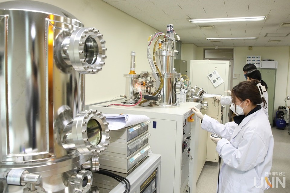 가천반도체첨단연구소에서 연구원들이 반도체 연구를 하고 있다. (사진=가천대)