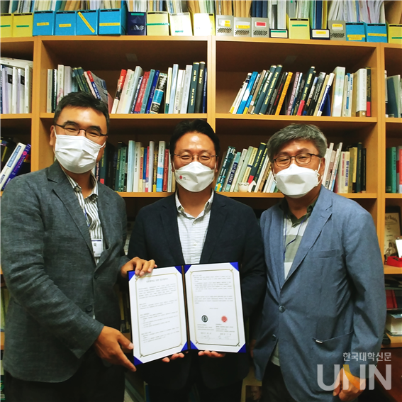 한국외대 정치외교학과 연구팀이 경북대 교육연구팀과 업무협약을 체결했다.(사진=한국외대 제공)