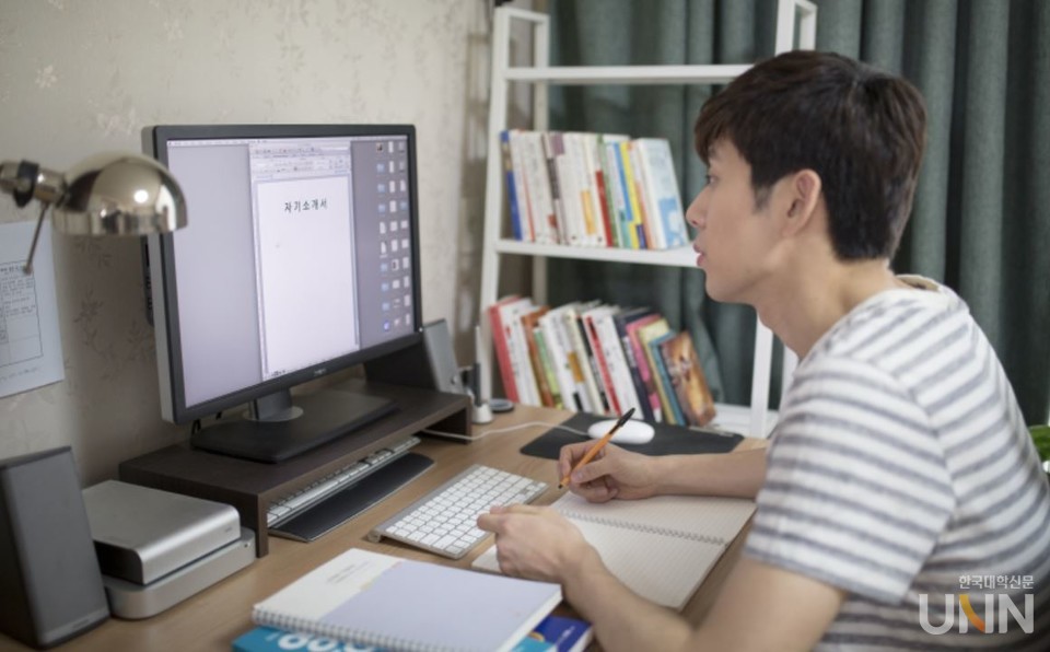 통계청이 ‘2021년 5월 경제활동인구조사 청년층 부가조사 결과’를 발표했다. 청년들의 고용지표가는 조금 나아졌으나 구직기간이 늘고 급여 수준이 200만원이 안 되는 경우가 많은 것으로 조사됐다. (사진 = 아이클릭아트)