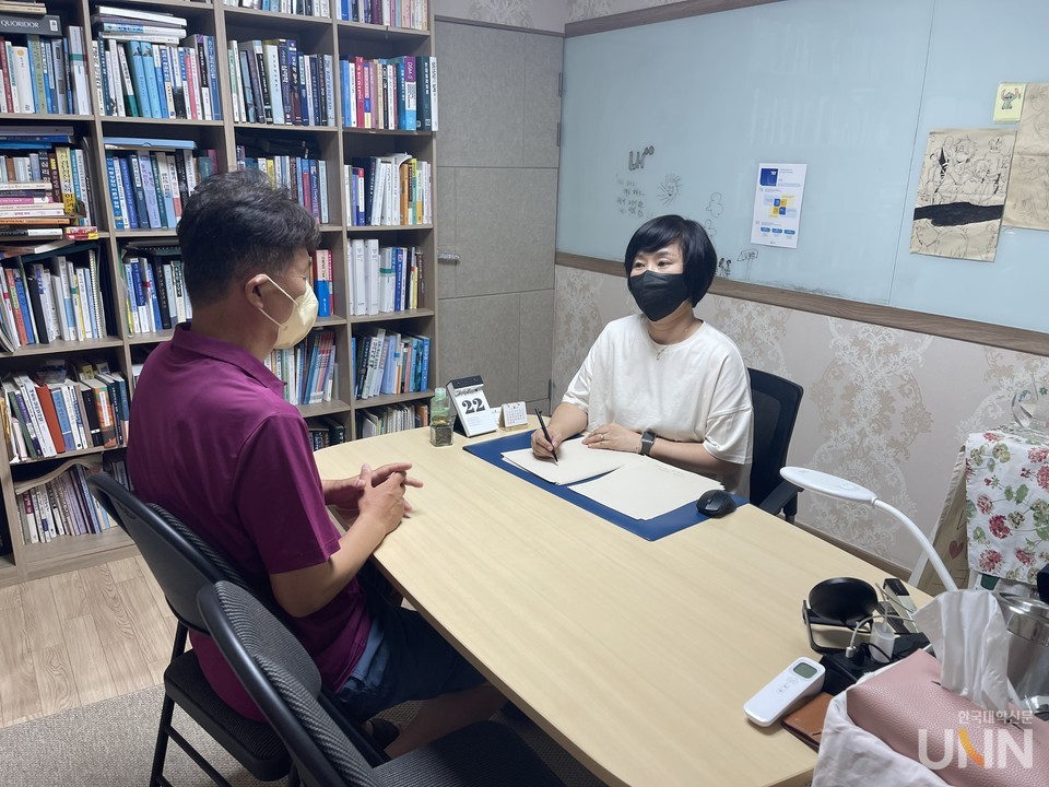 울산과학대 후진학선도형사업단이 시민참여 프로그램을 운영한다. 사진은 코로나블루 심리상담을 진행하는 모습이다.(사진=울산과학대 제공)