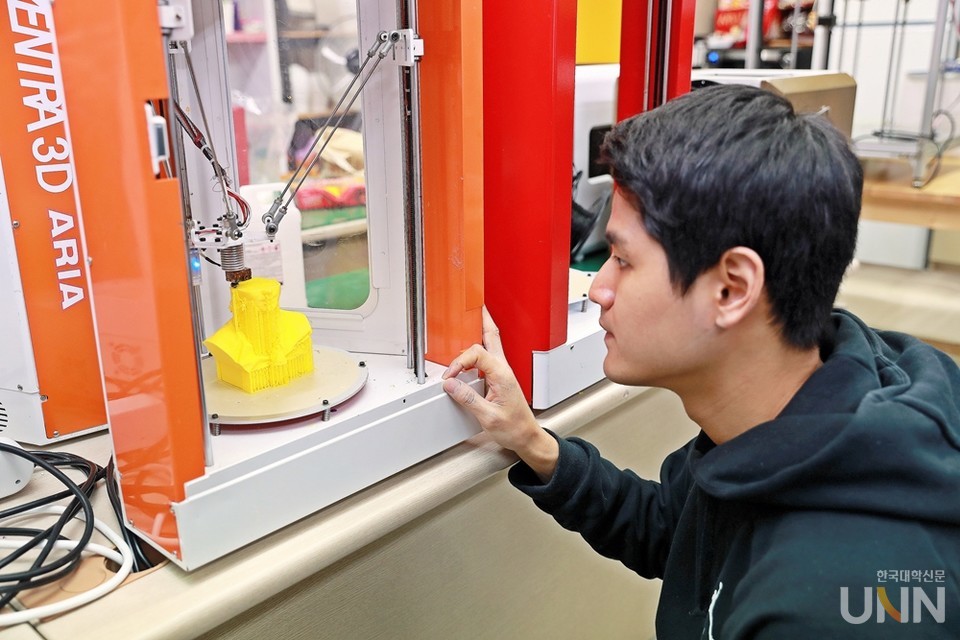 삼육대 메이커 스페이스에서 3D 프린팅 교육에 참여하고 있는 메이커 (사진 = 삼육대)