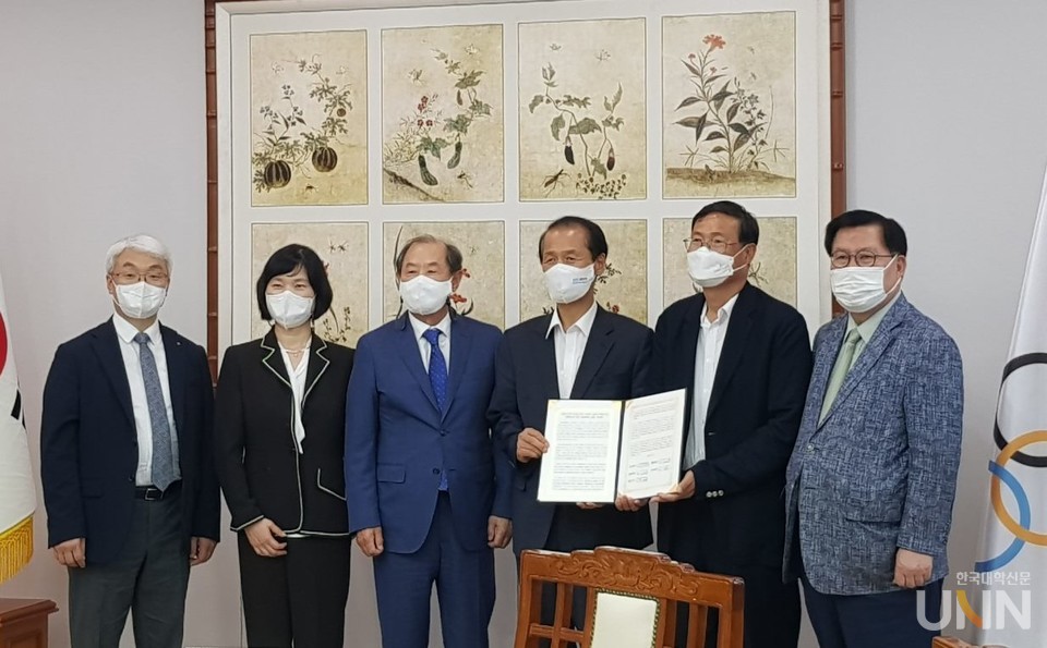 8월 25일 강릉영동대, 세경대, 송곡대, 송호대, 한국골프대 총장들이 최문순 강원도지사를 만나 앞으로의 대책을 논의했다.(사진=강릉영동대 제공)