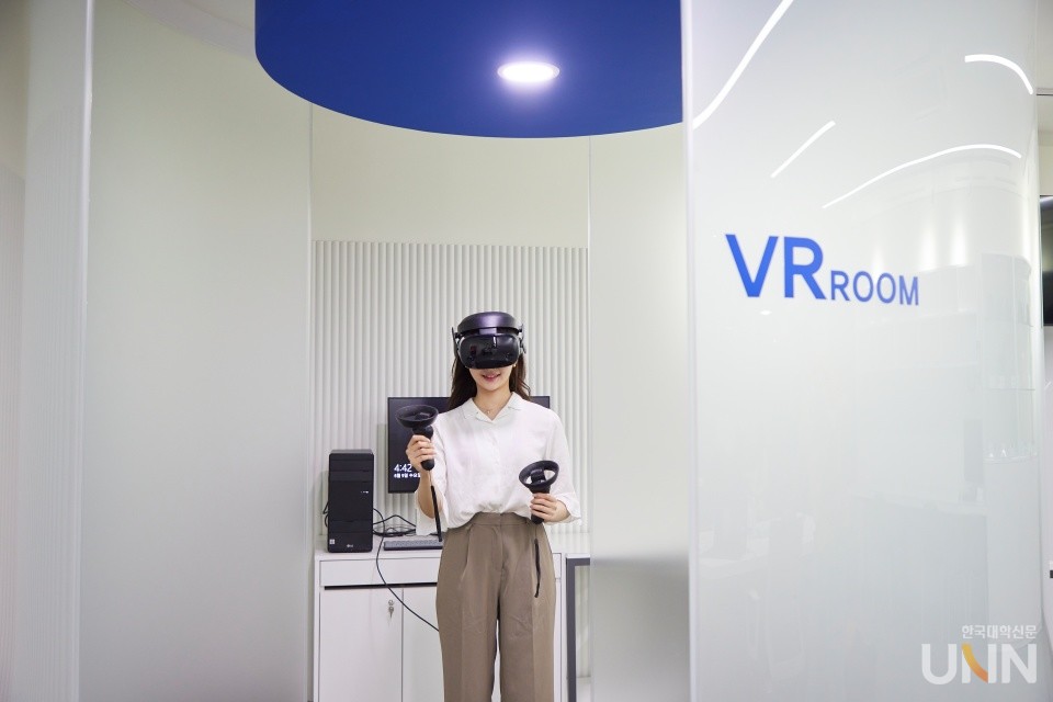 한양여대 VR룸에서 VR체험을 해보는 모습.