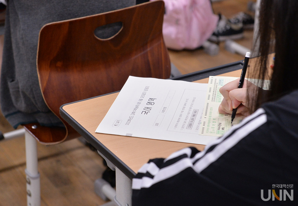 서울 무학여고에서 2022학년도 9월 모의평가 1교시 시험을 치르고 있는 학생들. (사진= 한명섭 기자)