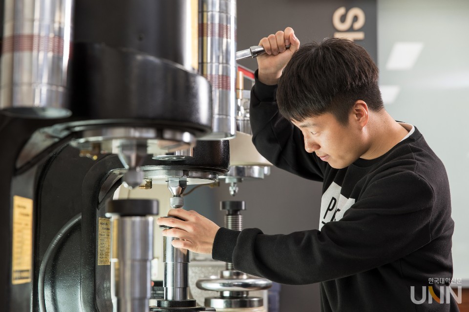 유니테크사업에 참여한 신성대 제철산업과 학생이 실습 기자재 사용 시범을 보이고 있다. (사진=신성대 제공)