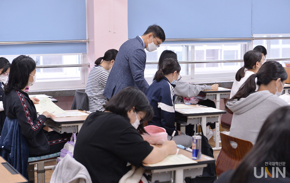 서울 무학여고에서 2022학년도 9월 모의평가 1교시 시험을 치르고 있는 학생들. (사진= 한명섭 기자)