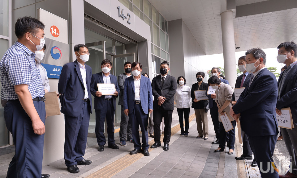 미선정 전문대학 27개교 대표들이 이상우 교육부 전문대학지원과장에게 요청사항을 건의하고 있다.(사진=한명섭 기자)