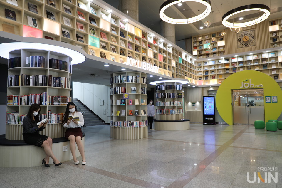 호남 지역 최초의 대학 열린 도서관 형태 'JOY 도서관'