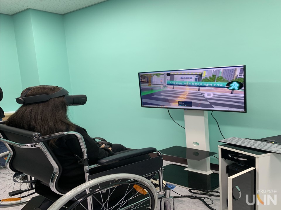 VR과 시뮬레이터 이용한 지체장애인 체험하기 클라이언트 공감 훈련 (사진제공=위덕대 LINC+사업단)