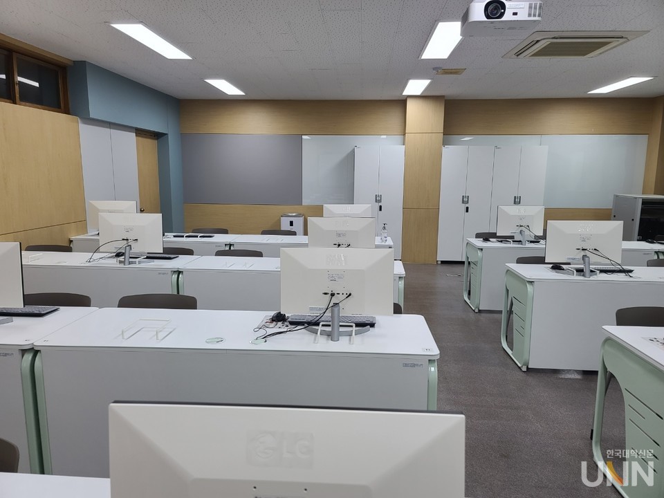 서울교대에 지난 2월 구축된 인공지능실습실. GPU를 갖춘 컴퓨터 17대가 구비돼 있다. (사진= 장혜승 기자)