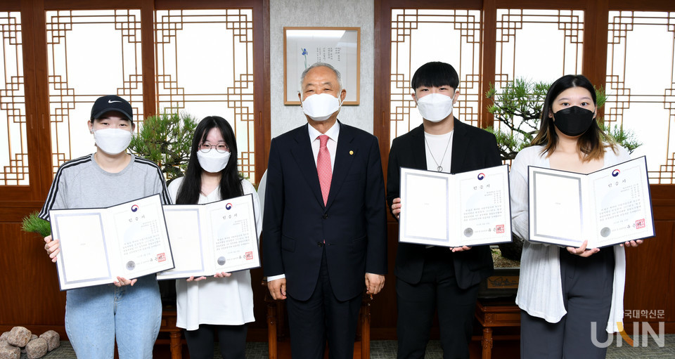 창업유망팀으로 선정된 백석대 창업동아리 OQ팀 구성원들과 장택현 대학혁신위원장이 기념촬영을 하고 있다. (사진=백석대 제공)