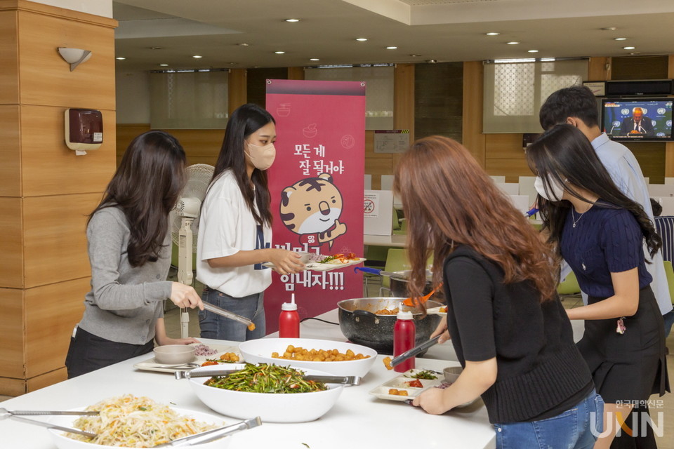 고려대 학생들이 89학번 동기회에서 후배들을 위해 마련한 무료 점심식사를 하고 있다. (사진 = 고려대 제공)
