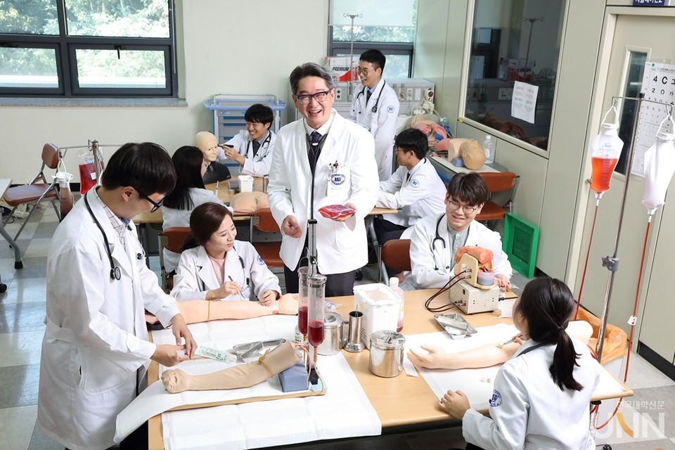 김도형 단국대 의대 교수가 학생들과 안전 수혈을 위한 실습을 진행하고 있다. (사진 = 단국대)