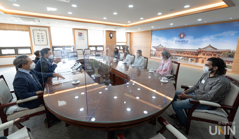 미얀마·아프간 학생들과 간담회 장면 (사진= 전북대 제공)