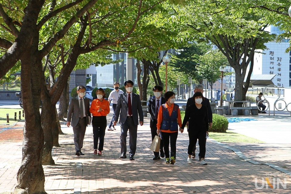 평화협약식을 마친 후 노·사·학 각 대표와 관리처장, 총학생회장이 이야기를 나누며 걷고 있다.(사진=숭실대 제공)