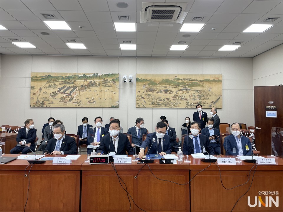 지난 5월 국회에서 열린 ‘고등교육 위기극복과 재정확충 방안 마련 공청회’에 참석한 대학 총장과 정종철 교육부 차관. (사진= 한국대학신문 DB)
