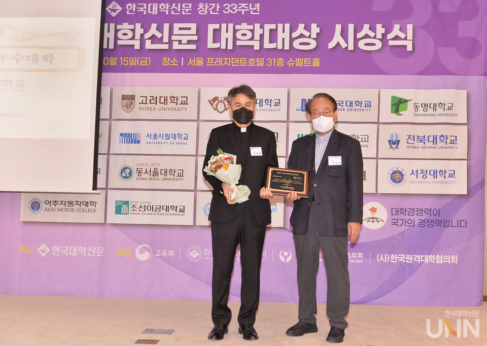 원종철 가톨릭대 총장(왼쪽)과 이인원 본지 회장. (사진=한국대학신문)