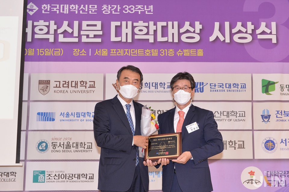 정완섭 동양미래대 총장(왼쪽)과 최용섭 본지 발행인. (사진=한국대학신문)