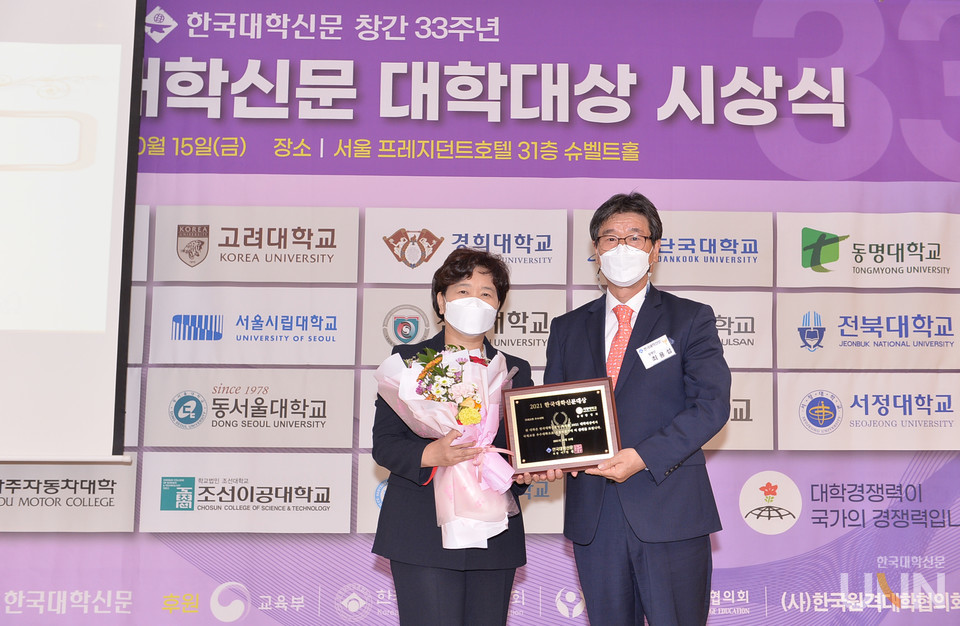 양영희 서정대 총장(왼쪽)과 최용섭 본지 발행인. (사진=한국대학신문)