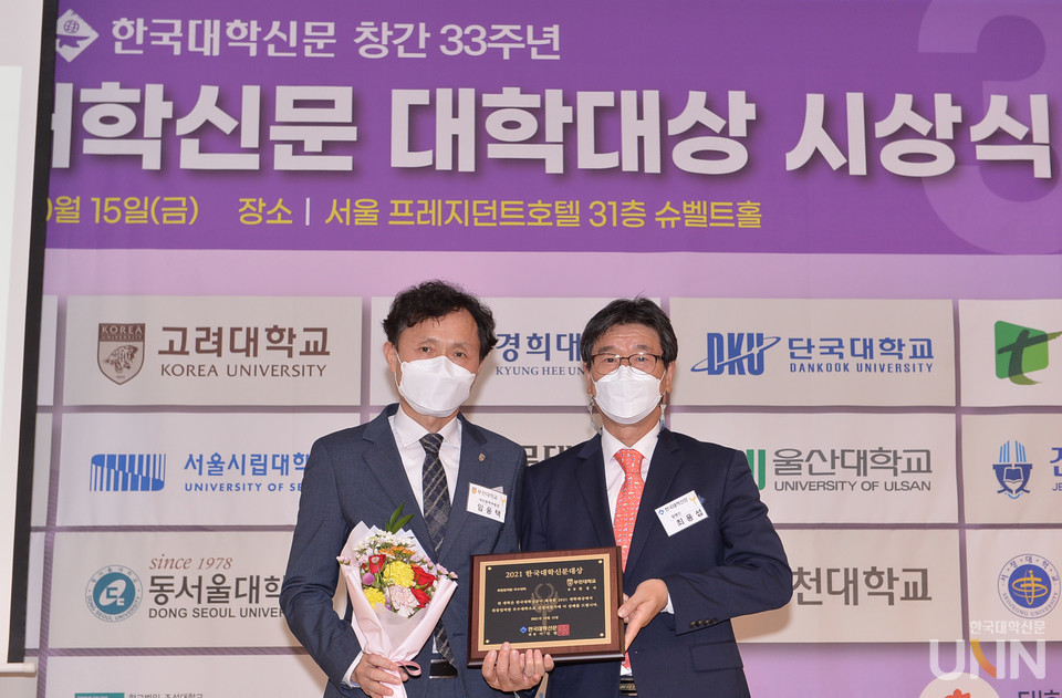 임웅택 부천대 대외협력부총장(왼쪽)이 15일 서울 프레지던트호텔에서 열린 ‘2021 한국대학신문 대학대상’ 시상식에서 취창업역량 부문 대학대상을 수상하고 기념촬영을 하고 있다. (사진= 한명섭 기자)