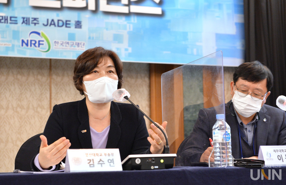 27일 제주 메종글래드호텔에서 열린 ‘제6회 대학혁신지원사업 웨비나 콘퍼런스’ 1세션 토론에서 참석자들이 토론하고 있다. 왼쪽부터 김수연 영산대 부총장, 이동철 제주대 기획처장. (사진=한명섭 기자)