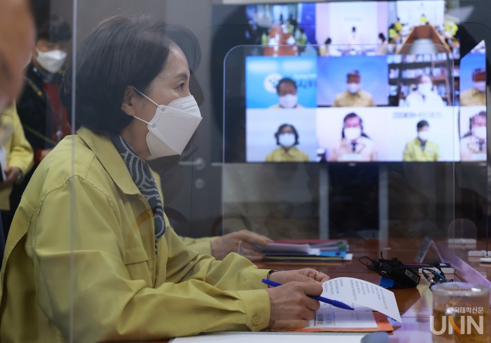 유은혜 부총리가 10일 '안전한 수능, 수도권 전면등교 준비를 위한 방역대책회의'를 열고 수험생 유의사항에 대해 설명하고 있다. (사진= 교육부)