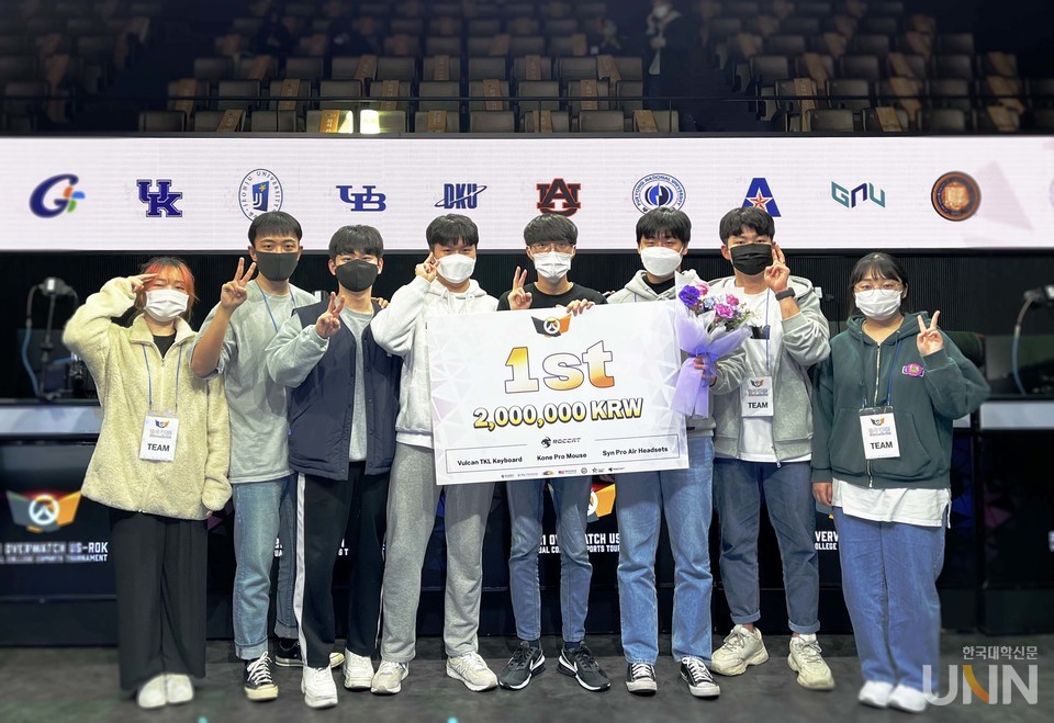 가천대팀이 오버워치 한미 교류전에 우승하고 기념사진을 촬영하고 있다. (사진=가천대 제공)