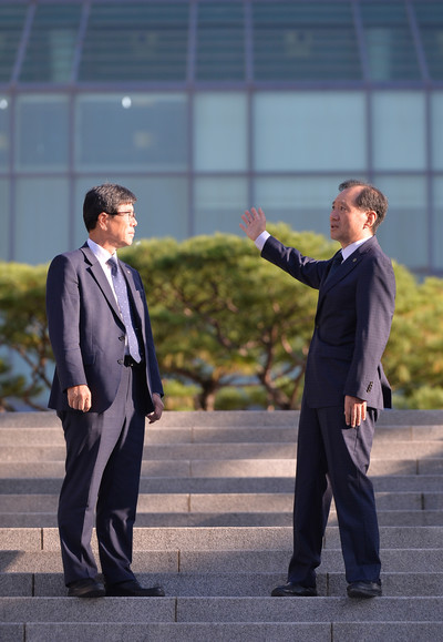 최용섭 본지 편집인(좌)과 김수복 총장이 환담하고 있다.