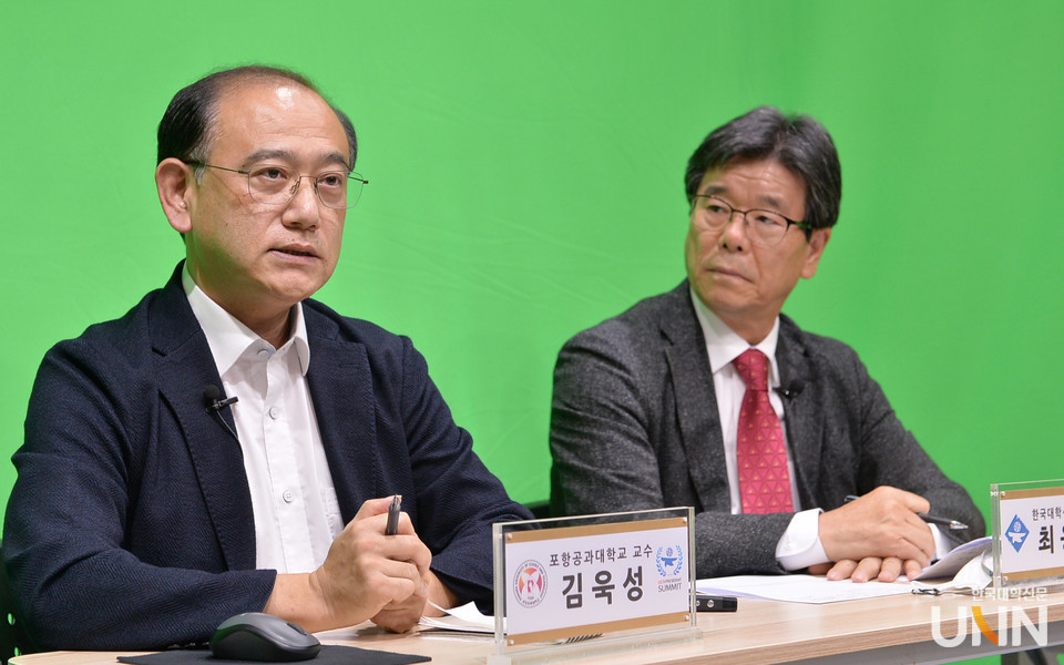 김욱성 포항공과대학교 교수(왼쪽)가 10월 15일 열린 UCN PS 2차 콘퍼런스에서 메타버스를 활용한 포항공대의 교육 혁신 사례를 발표하고 있다. (사진= 한국대학신문 DB)