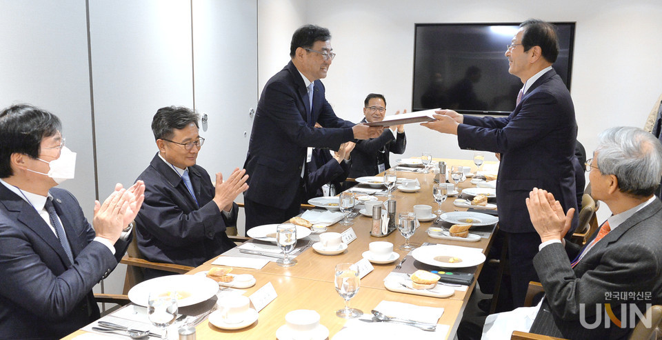 2021 서밋 총장단을 대표해 황선조 선문대 총장(오른쪽)이 김무환 포항공대 총장(왼쪽)에게 감사장을 전달했다. (사진= 한명섭 기자)