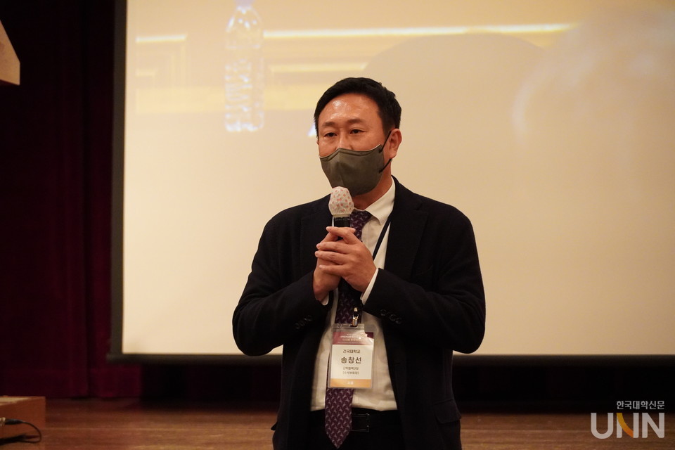 제25대 전국대학교 산학협력단장 연구처장 협의회가 2021년도 정기총회를 개최했다. 제26대 회장으로 선임된 송창선 건국대 산학협력단장이 인사말을 전하고 있다. (사진 = 허정윤 기자)