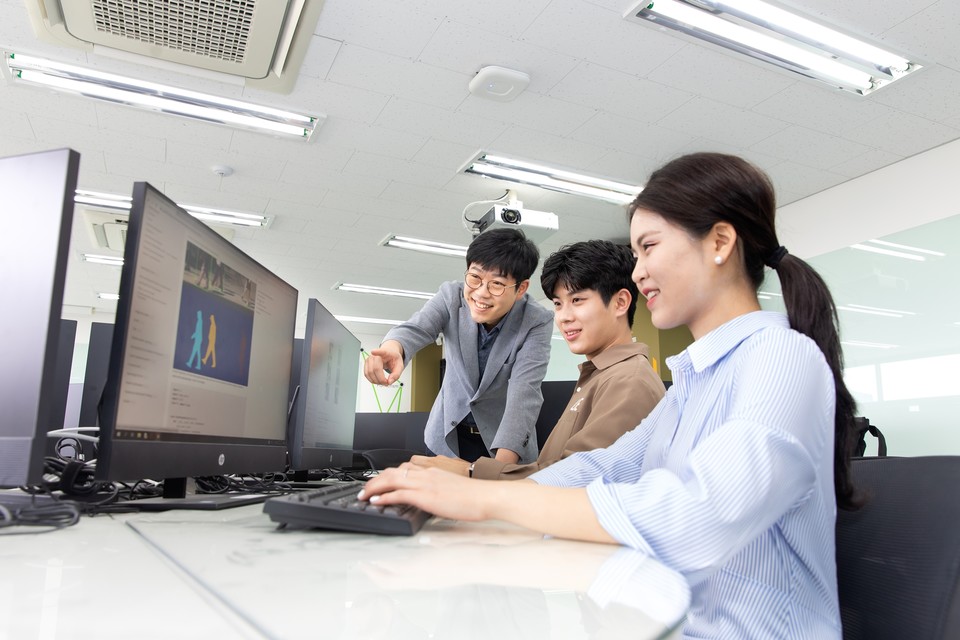 가천대 소프트웨어 전용 강의실에서 소프트웨어 전공 학생들이 교수의 지도에 따라 코딩을 하고 있다.