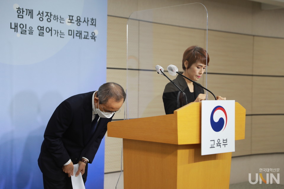 강태중  평가원 원장이 15일 정부세종청사에서 브리핑을 열고 법원의 생명과학Ⅱ 정답 취소소송 결과에 대해 사과하고 사의를 표명했다. (사진= 교육부)