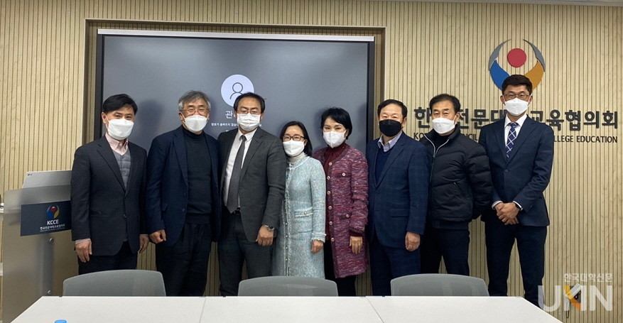전문대학평생직업교육발전협의회는 지난 7일 전문대교협 4층 대회의실에서 ‘2021 전문대학평생직업교육발전협의회 지역회장 간담회’를 개최했다.(사진=전문대학교육협의회 제공)